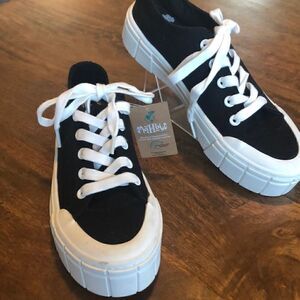 Women's Mad Love Fran Sneakers size 9